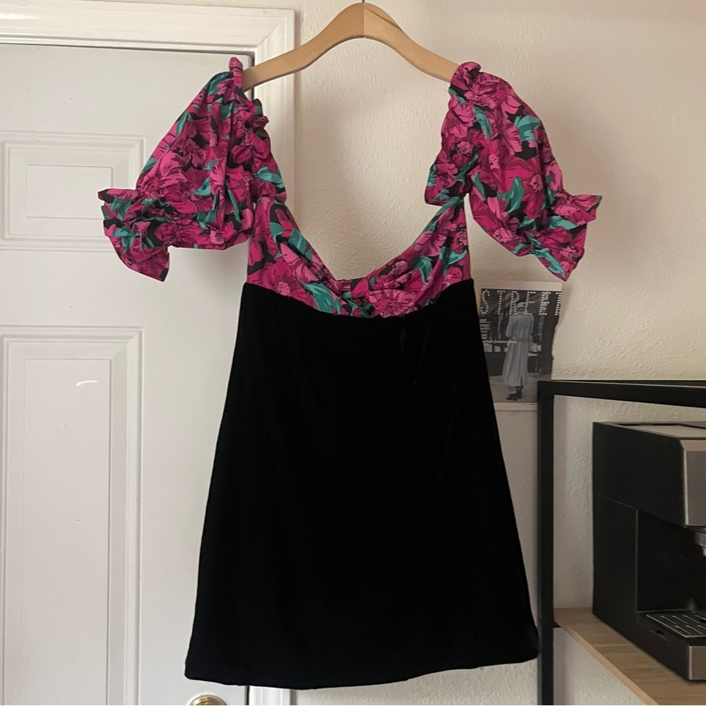 LOVERS + FRIENDS magenta floral‎ back velvet off shoulder puff sleeve mini dress